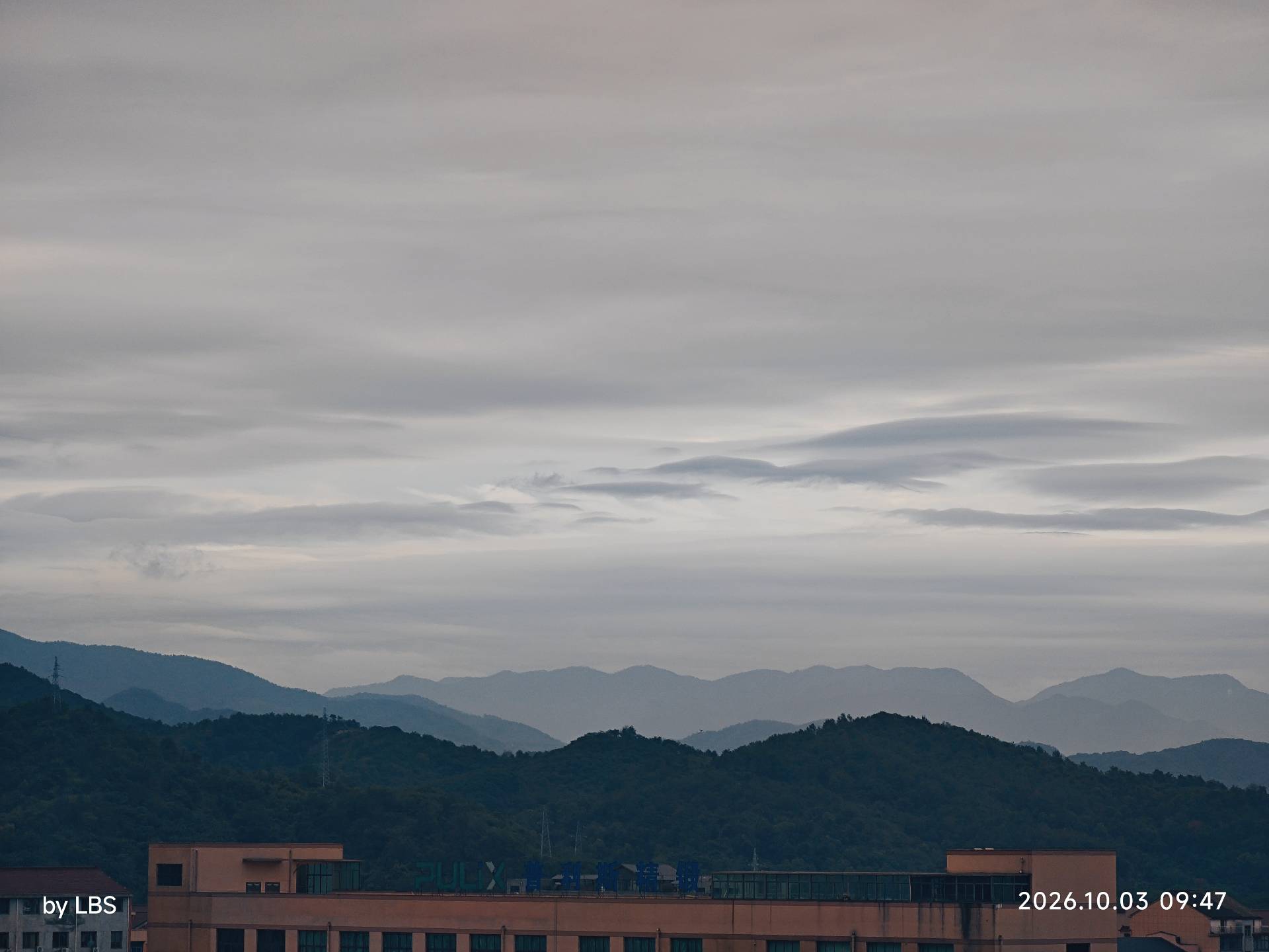 晨间远山